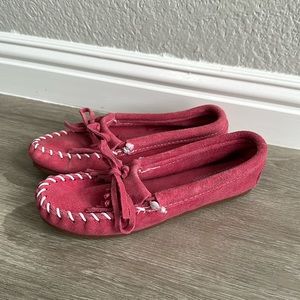 Girls Minnetonka Kilty Hardsole Moccasin Slipper Shoes in Hot Pink Kids Size 2